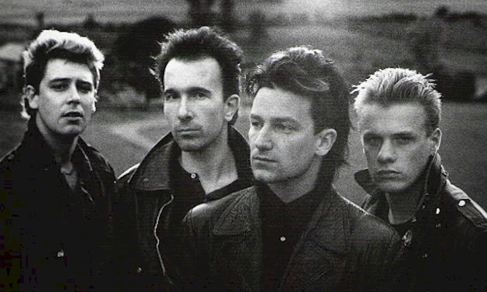 A compilação Songs of Surrender da lendária banda de rock irlandesa U2 é uma coleção de 40 músicas reimaginadas e regravadas pela própria banda