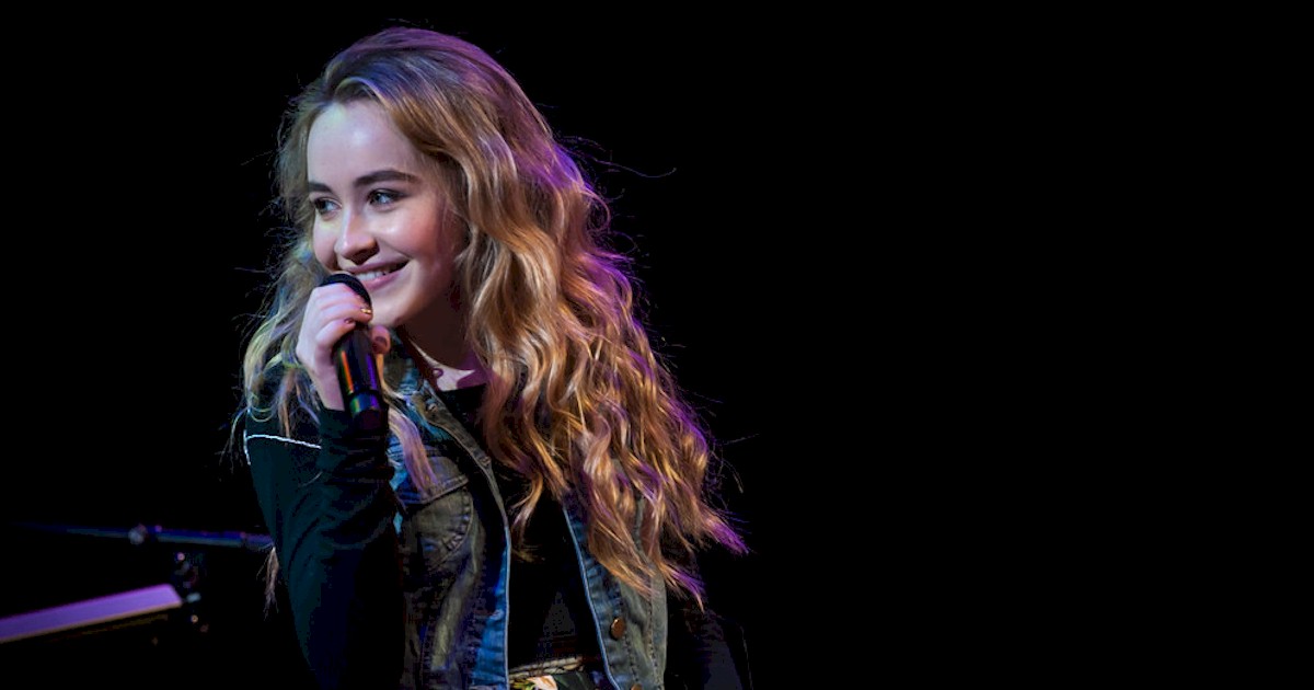 Sabrina Carpenter anuncia 'Short N' Sweet' em vinil azul